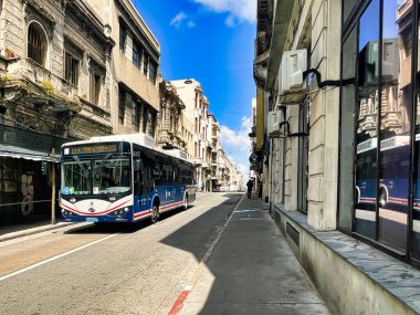 Montevideo, Uruguay - 31 Ekim 2022: Ciudad Viktorya 'da toplu taşıma otobüsü insanları taşırken