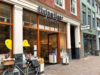 Hague, Hollanda - 21 Mart 2022: Danimarka iç tasarım mağaza zinciri Uçan Kaplan Kopenhag 'ın logosuna sahip bir mağaza.