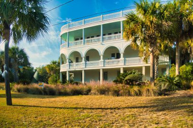 Charleston, Birleşik Devletler - 5 Kasım 2022: Charleston kıyı bölgesinde lüks bir ev veya gayrimenkul.