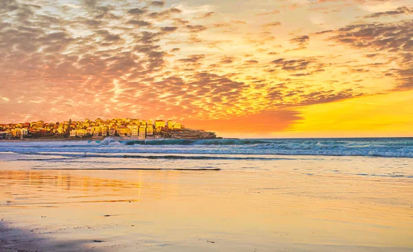 Playa Bondi Beach Atardecer Mientras Las Olas Están Rodando —  Fotos de Stock