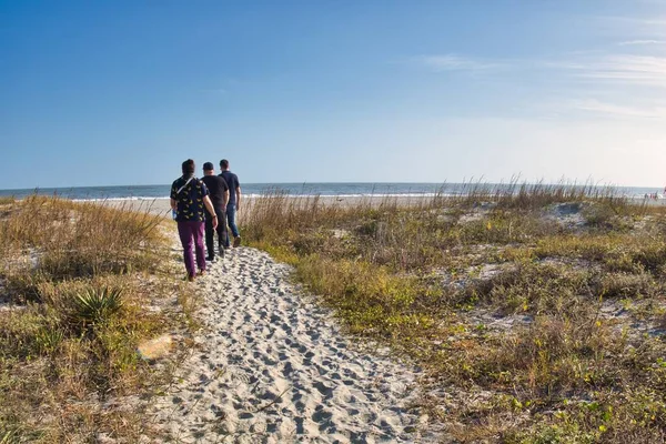 Charleston Stati Uniti Novembre 2022 Gruppo Persone Cammina Sentiero Tra — Foto Stock