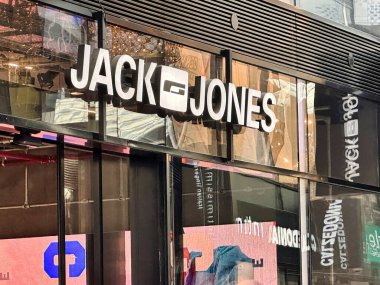 Lahey, Hollanda - 23 Ocak 2023: Danimarka krikosu ve jones giyim ve moda zincirinin ön ve tabelalarını depolama