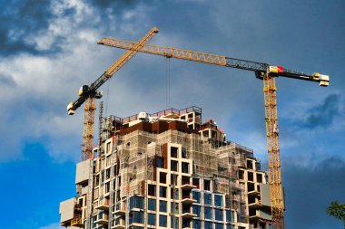 Den Haag, Hollanda - Kasım 03 2021: İnşaat halindeki bir binanın etrafında iki vinç duruyor