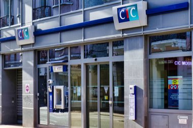 Ek bina, Fransa - 06 Eylül 2022: bir Fransız bankasının, CIC bankasının işareti, tarihi bir şehir ofisinin üzerinde asılı duruyor.