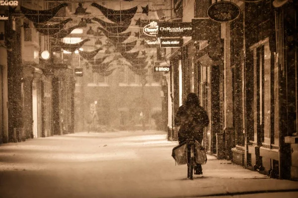 オランダのハーグ2009年12月20日 セピアは美しさを強調しています フード通りの雪の中のサイクリスト — ストック写真