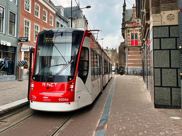 オランダのハーグ 2023年3月21日 公共交通機関の一部の路上でオランダのハム トラムや路面電車 — ストック写真