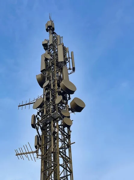 Hnědá Natřená Komunikační Věž Pro Telekomunikace — Stock fotografie