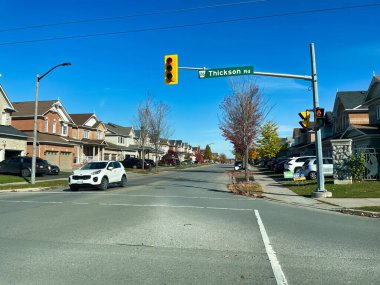 oshawa, Kanada - 23 Ekim 2022: yol boyunca ağaçlarla çevrili evleri olan yerleşim yerleri