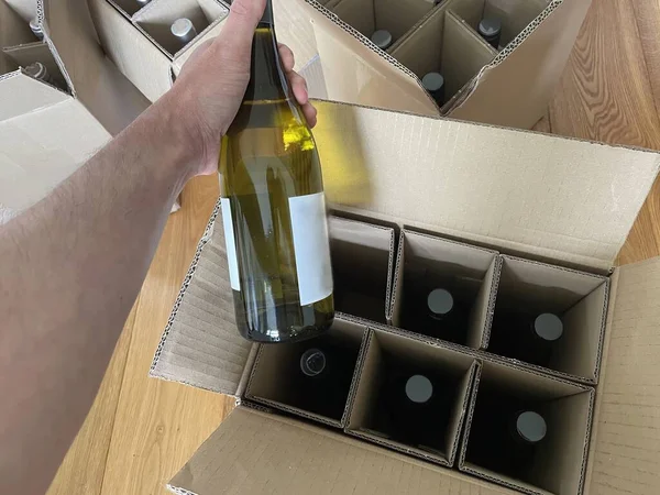 Een Persoon Het Uitpakken Van Een Fles Wijn Besteld Het — Stockfoto