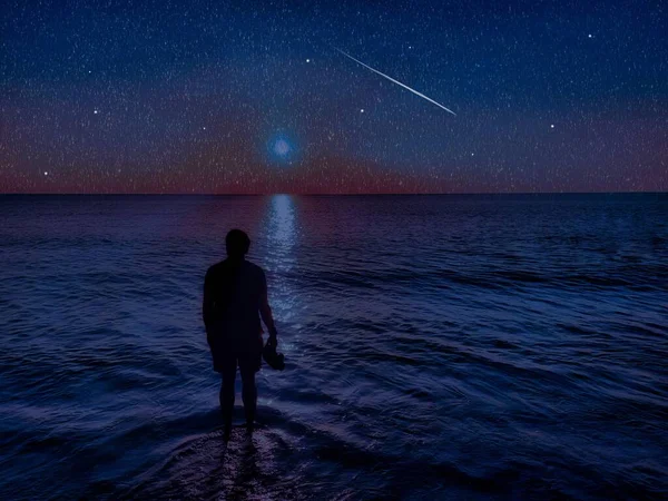 Person Der Brandung Strandnähe Bei Nacht Mit Sternschnuppen Und Mond — Stockfoto