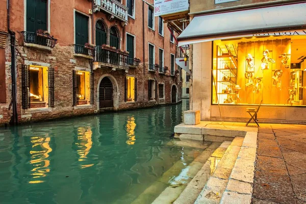 ヴェネツィア イタリア 2016年2月16日 観光客がそこにいないときヴェネツィアの訪問 運河の夜のお店の窓 — ストック写真