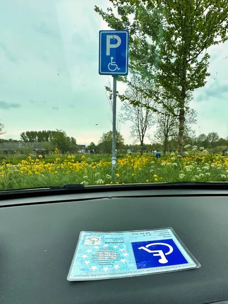 2023年5月6日 2023年5月6日 障害者用標識のある駐車場で車のフロントウィンドウの後ろに障害者用駐車カードが表示される — ストック写真