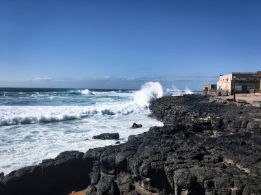 Atlantik Okyanusu 'ndaki bir kanarya adasının vahşi ve engebeli kıyıları.