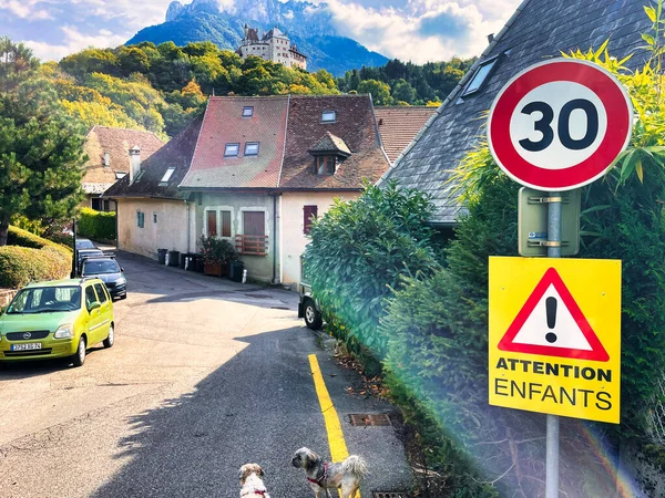 メントン ベルナール フランス 2021年9月28日 小さなフランスの高山の村への入り口の道路では 速度制限とフランス語のテキストで投稿されたサインです 注意してください 子供たちが遊んで — ストック写真