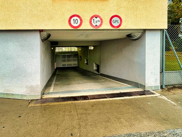 2021年9月15日 瑞士日内瓦 一座带有斜坡和标志的大楼下的私人地下停车场入口 — 图库照片
