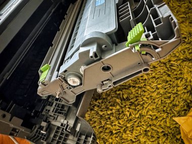 Hollanda, den haag - 30 Mayıs 2023: Bir ev yazıcısındaki boş bir kartuşu yenisiyle değiştirmek