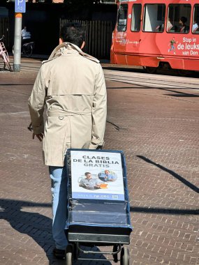 Hollanda, den haag - Haziran 03 2023: Şehir sokaklarında Tanrı 'dan mesaj getirmek