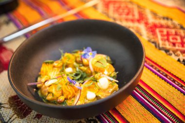 Hollanda, den haag - 11 Temmuz 2023: çiğ balık limon soğanı ve diğer yerel malzemelerle birlikte bir Peru ceviche deniz ürünleri tabağı