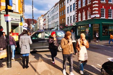 Londra, Birleşik Krallık - 6 Mart 2022: SOHO mahallesinde kaldırımda birçok modern insan ile cadde meşgul
