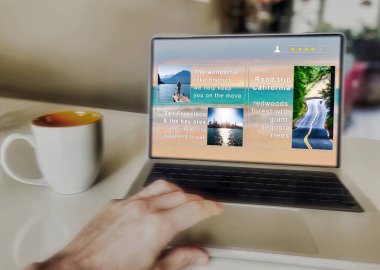 Yeniden tropikal bir gün batımı kumsalına gitmek isteme konsepti bekleyen bir kokteyl ve havada bir uçakla.