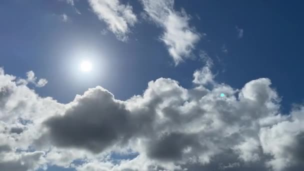 Mavi Gökyüzünde Hızla Ilerleyen Bulut Oluşumlarının Videosu — Stok video