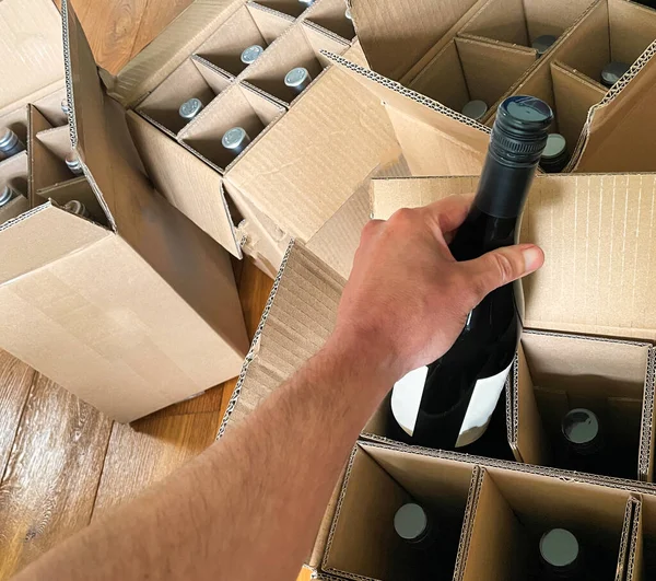 Birisi Internetten Sipariş Edilen Bir Şişe Şarabı Bir Teslimat Kutusundan — Stok fotoğraf