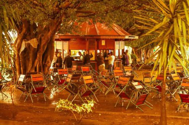 La Palma, İspanya - 03 Aralık 2013: Etrafı ağaçlarla çevrili büyük bir köy.