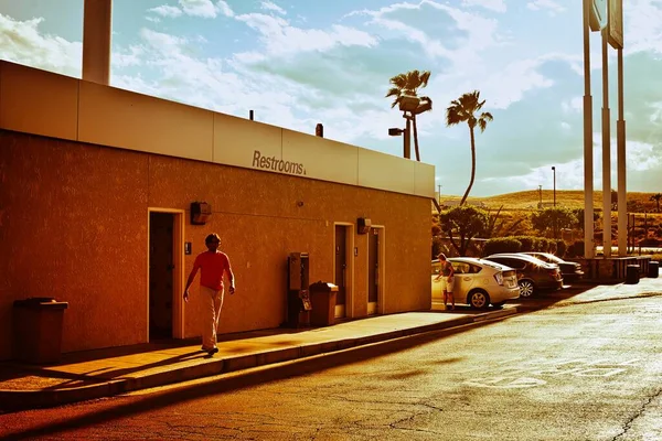Калифорния Сша Апреля 2011 Мужчина Посещает Туалет Вдоль Калифорнийской Автострады — стоковое фото
