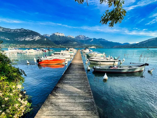 Annecy, Fransa - Ekim 01 2021: Kristal açık alp gölü boyunca lüks tekneleri olan bir rıhtım veya iskele.