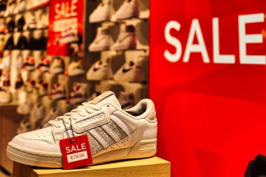 Lahey, Hollanda - 3 Ocak 2022: farklı ürünler indirimde ve bu spor ayakkabı mağazasının vitrininin arkasında sergileniyor