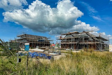 Leidschendam, Hollanda - 24 Ağustos 2021: inşaat halindeki bir evin etrafına iskeleler