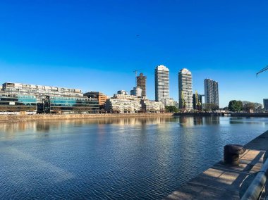 Buenos aires, Argentina - 29 Ekim 2022: Puerto madero limanı etrafında yüksek gökdelenler ve su yüzeyine yansıyan yansıma