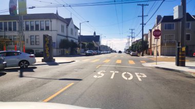 San Francisco, Birleşik Devletler - 23 Eylül 2015: Richmond Bölgesi 'nin dışındaki bir caddede kavşağın yanındaki yolda dur levhası yazıldı.