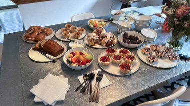 Port Perry, Kanada - 30 Ağustos 2023: farklı tatlılardan oluşan bir büfe hazırlandı. 