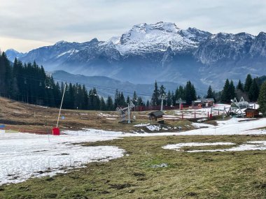 manigod, Fransa - 4 Ocak 2023: yapay kar makinesi küresel ısınma kışında doğal kar olmadan kullanılıyor