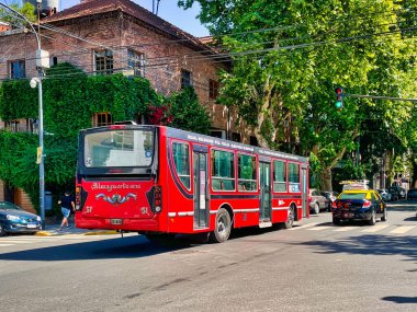 Buenos Aires, Arjantin - 27 Ekim 2022: Palermo Mahallesi 'nde kırmızı bir toplu taşıma otobüsü geçmektedir.