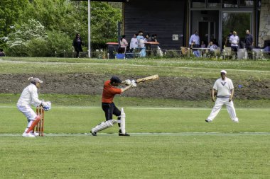 Capelle aan den IJssel, Hollanda - 06 Mayıs 2023: kriket sahasındaki vurucu bir maç sırasında topa vuruyor