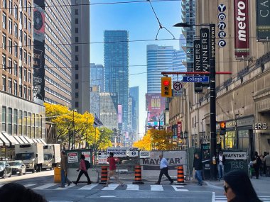 Toronto, Kanada - 24 Ekim 2022: İnsanlar şehir merkezindeki yaya geçidinde dükkanları ve mağazaları olan insanlar