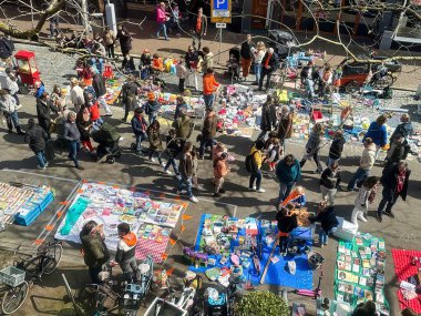 Hollanda, den haag - 27 Nisan 2023: İnsanlar kralın doğum gününde sokak festivali için turuncu giymişti.