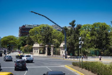 Buenos aires, Arjantin - 04 Kasım 2022: Avenida de Libertador adı verilen şehir içi otoyolda arabalar sürüyor