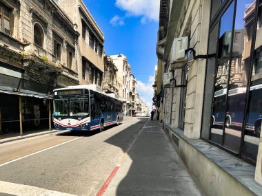 Montevideo, Uruguay - 31 Ekim 2022: Ciudad Viktorya 'da toplu taşıma otobüsü insanları taşırken
