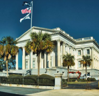 Charleston, Birleşik Devletler - 7 Kasım 2022: Birleşik Devletler gümrük binası, merdivenleri ve sütunları olan mimari beyaz bir binaya ev sahipliği yaptı.