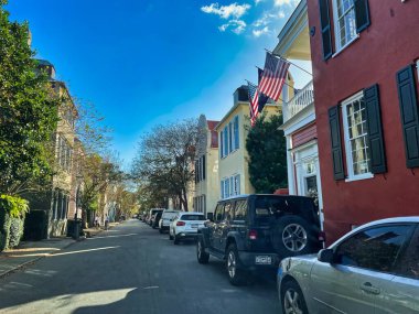 Charleston, Birleşik Devletler - Kasım 7 2022: Şehir merkezindeki küçük caddelerde renkli cepheli eski tarihi evler