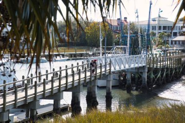 Charleston, Amerika Birleşik Devletleri - Kasım 7 2022: Nehirde uzun bir bataklık ve pelikan tekneleri