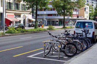 Cenevre, İsviçre - 08 Eylül 2022: İsviçre 'de bir caddede rezerve edilmiş bisiklet veya bisiklet parkı