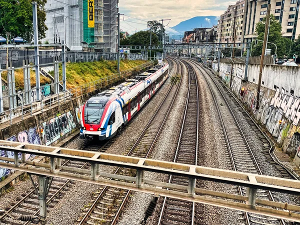 제네바 스위스 2021 도시로 연결되어 네트워크에 연결되는 열차가 다니는 스톡 사진