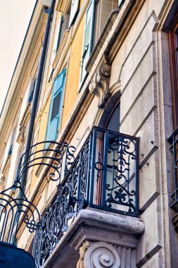 Lozan, İsviçre - Eylül 05 2020: Fenerleri ve panjurları olan eski küçük sokakları olan tarihi ortaçağ kasabası Lozan