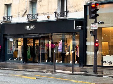 Paris, Fransa - 11 Nisan 2023: IKKS tabelası Paris 'teki bir giyim mağazasının girişinde asılı