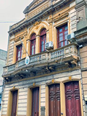 Montevideo, uruguay - 30 Ekim 2022: ulusal donanma sağlık hizmetlerinin bulunduğu tarihi bir İspanyol sömürge binası