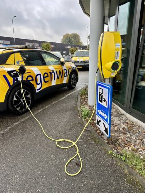 Rotterdam, Hollanda - Ekim 12 2023: mobil piller için şarj istasyonunda bir elektrikli araba şarj ediliyor